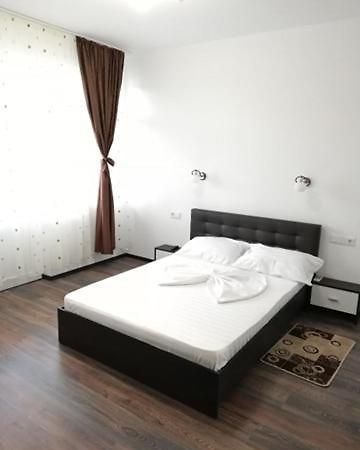 فندق Orşovaفي  Red House المظهر الخارجي الصورة