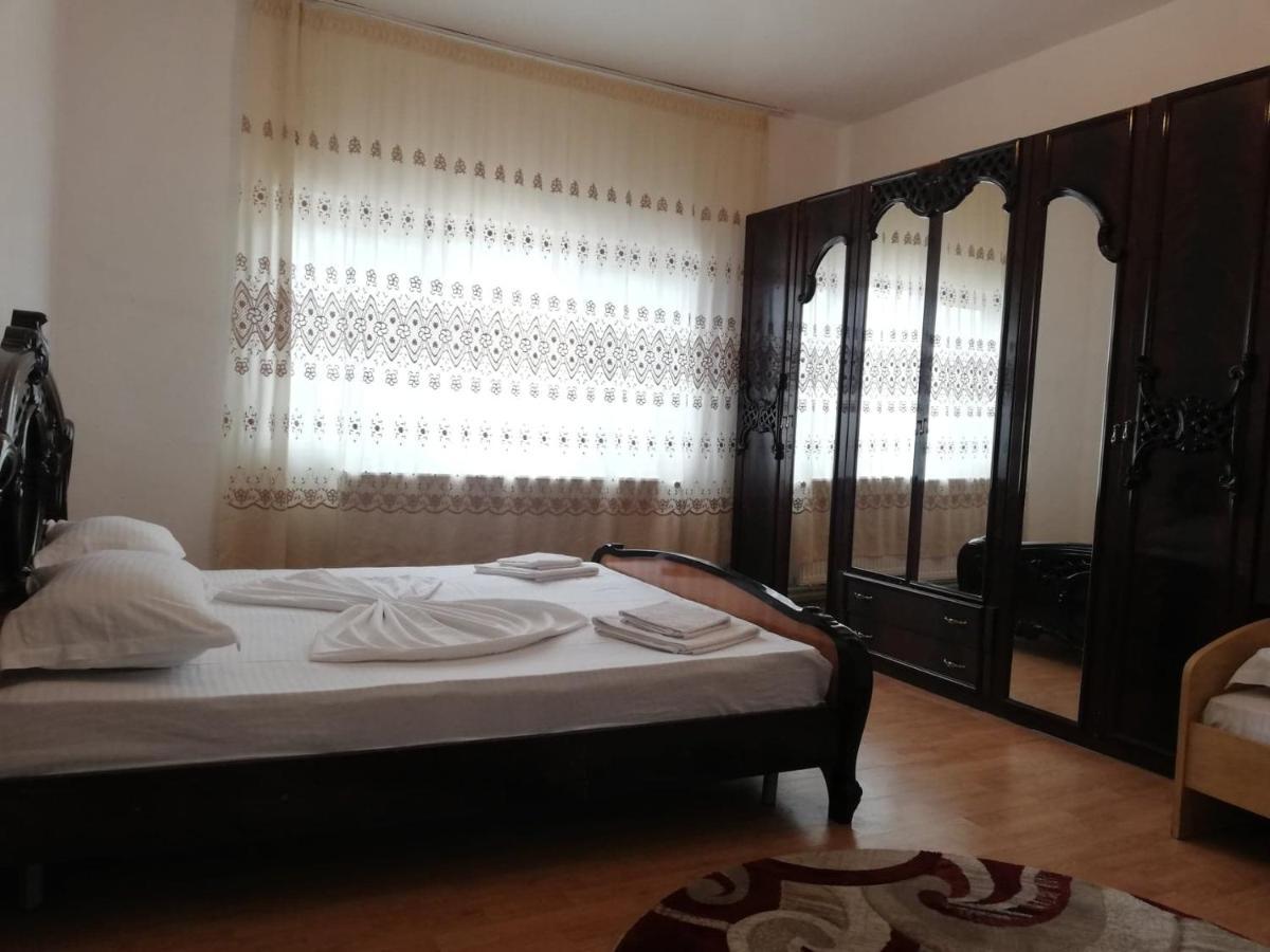 فندق Orşovaفي  Red House المظهر الخارجي الصورة