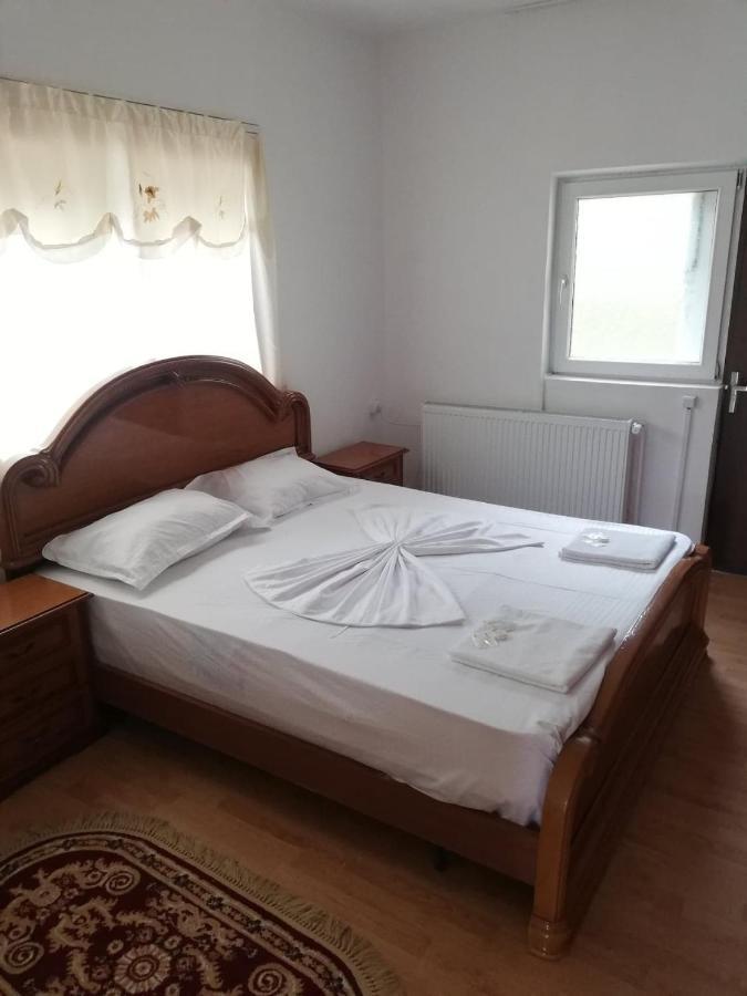 فندق Orşovaفي  Red House المظهر الخارجي الصورة