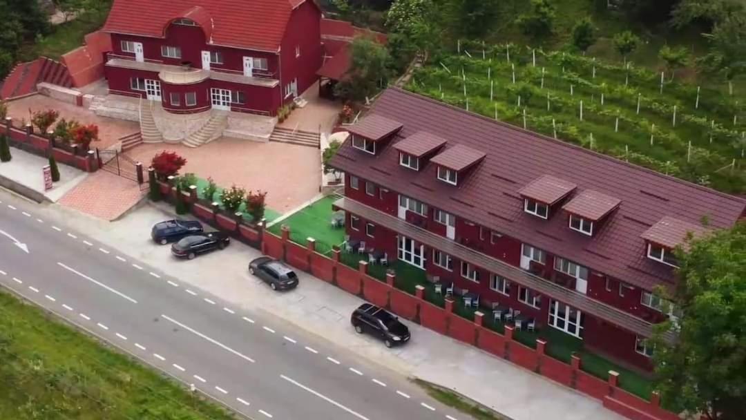 فندق Orşovaفي  Red House المظهر الخارجي الصورة