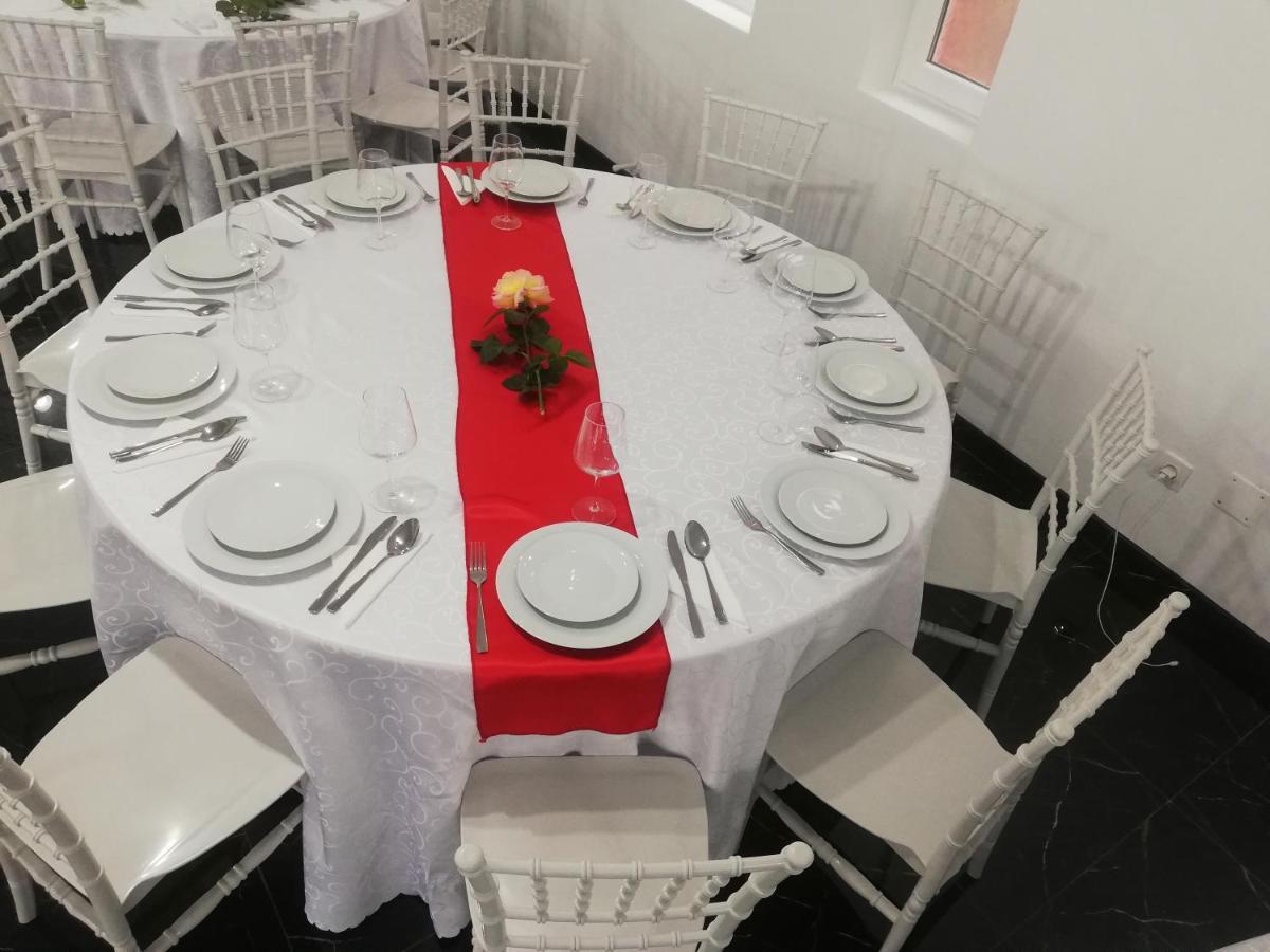 فندق Orşovaفي  Red House المظهر الخارجي الصورة