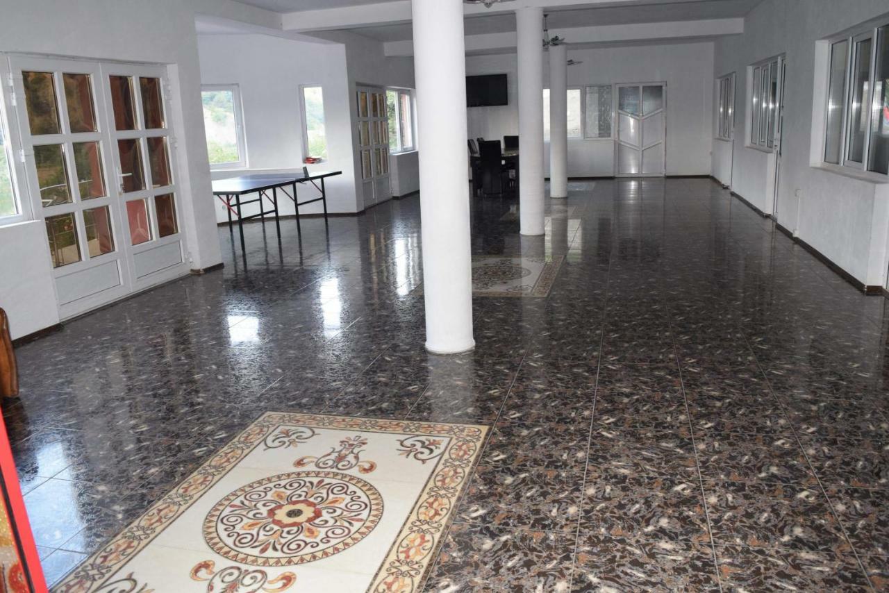 فندق Orşovaفي  Red House المظهر الخارجي الصورة